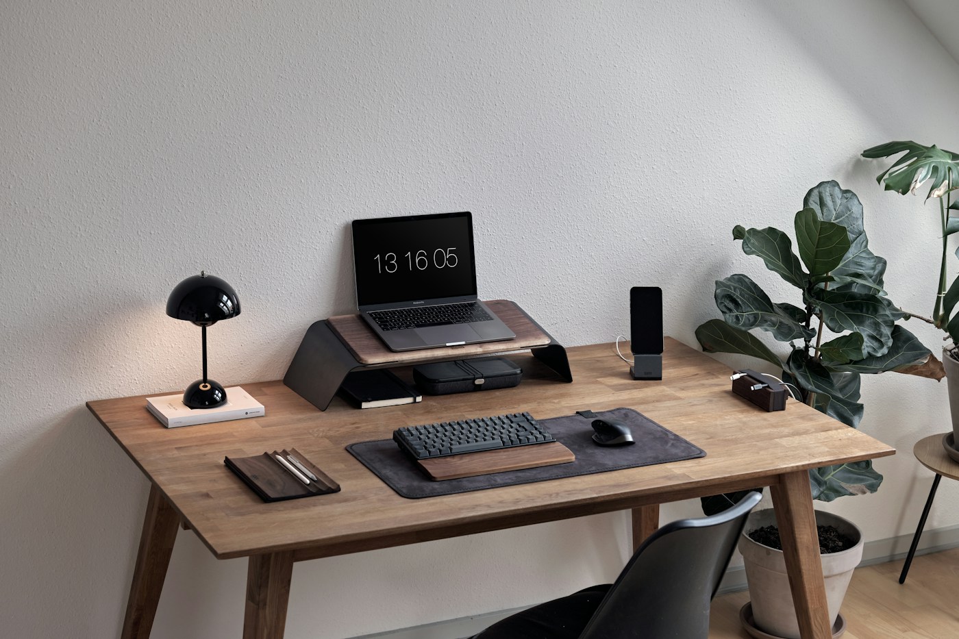 Espacio de trabajo con un computador portátil, libreta y herramientas de oficina